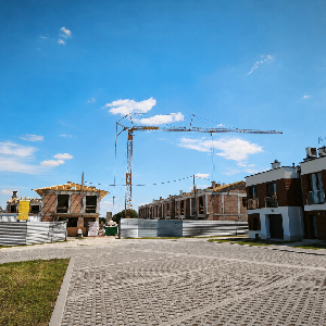 Widok na powstające budynki mieszkalne na osiedlu Leśna Wola.